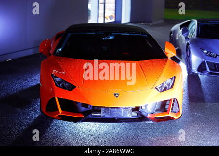 Lamborghini illuminata di notte per un evento privato presso la nuova concessionaria Lamborghini a Leeds. Lo store ha aperto ufficialmente il 7 novembre. Foto Stock