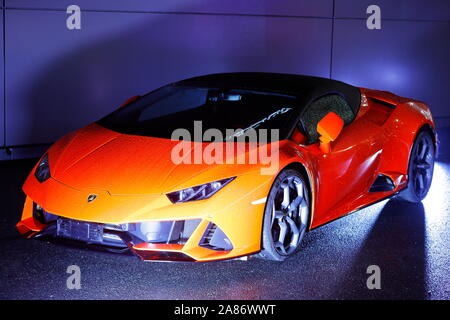 Lamborghini illuminata di notte per un evento privato presso la nuova concessionaria Lamborghini a Leeds. Lo store ha aperto ufficialmente il 7 novembre. Foto Stock