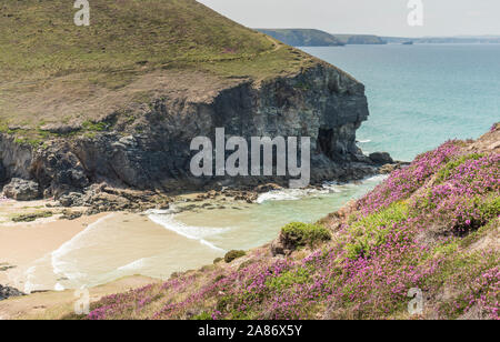 Cappella Porth Beach da una scogliera percorso sopra di esso, Cornwall Foto Stock