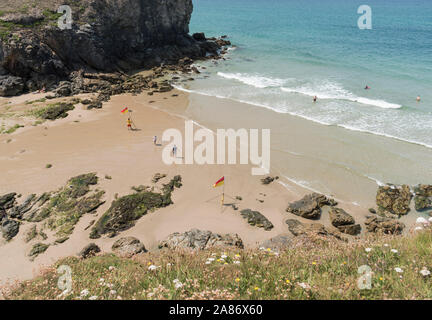 Cappella Porth Beach da una scogliera percorso sopra di esso, Cornwall Foto Stock