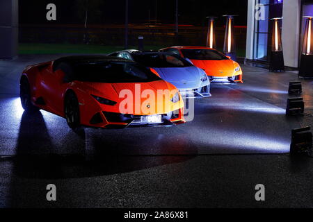 Lamborghini illuminata di notte per un evento privato presso la nuova concessionaria Lamborghini a Leeds. Lo store ha aperto ufficialmente il 7 novembre. Foto Stock