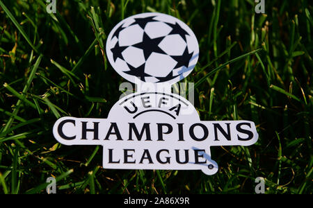 6 settembre 2019 Istanbul, Turchia. Il logo della Champions League sull'erba verde del campo di calcio. Foto Stock