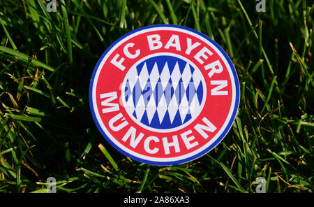 6 settembre 2019 Istanbul, Turchia. L'emblema del club calcistico tedesco Bayern Monaco di Baviera sull'erba verde del campo di calcio. Foto Stock