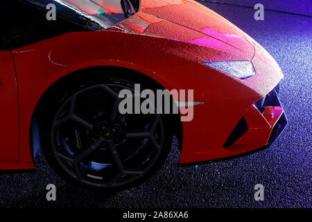 Lamborghini illuminata di notte per un evento privato presso la nuova concessionaria Lamborghini a Leeds. Lo store ha aperto ufficialmente il 7 novembre. Foto Stock