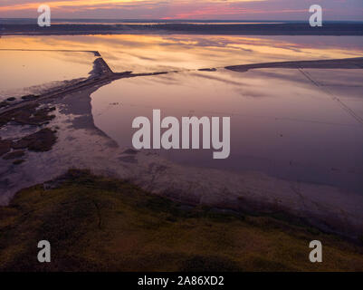 Riprese aeree sopra Odessa Kuyalnik liman. A Bagni di fango retreat center clinica in Ucraina, acqua calma riflessione al tramonto Foto Stock