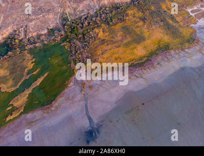 Riprese aeree sopra Odessa Kuyalnik liman. A Bagni di fango retreat center clinica in Ucraina, serbatoi d'acqua pattern Foto Stock