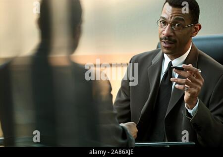 Un americano africano imprenditore rendendo un punto durante una riunione Foto Stock