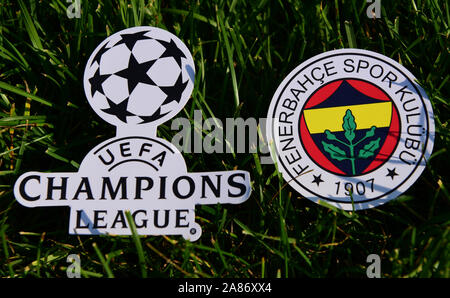 6 settembre 2019 Istanbul, Turchia. L'emblema del bagno turco club di calcio Fenerbahce Istanbul accanto al logo della Champions League sul verde Foto Stock