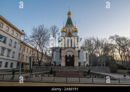 SOFIA, BULGARIA - 3° aprile 2018: l'esterno della chiesa russa di Sveti Nikolay Mirlikiiski al mattino. La gente può essere visto al di fuori. Foto Stock