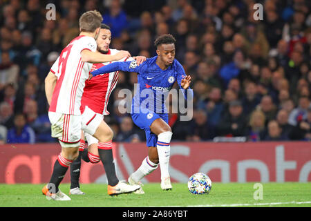 5 novembre 2019 Londra, Inghilterra Calcio UEFA Champions League Group Fase Chelsea v Ajax L-r: Joel Veltman di Ajax ,Noussair Mazraoui di Ajax ,Callum Hudson-Odoi di Chelsea Foto Stock