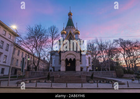 SOFIA, BULGARIA - 4 APRILE 2018: l'esterno della chiesa russa di Sveti Nikolay Mirlikiiski al mattino con un cielo colorato. Foto Stock