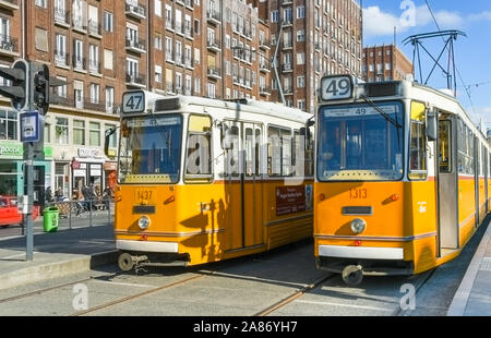 BUDAPEST, UNGHERIA - Marzo 2019: due vecchi tram elettrico fianco a fianco a una fermata del tram a Budapest City Center Foto Stock