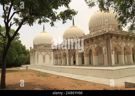 Qutab Shahi tombe: essi sono situati nel Ibrahim Bagh, vicino al famoso Golconda Fort a Hyderabad, in India. Foto Stock