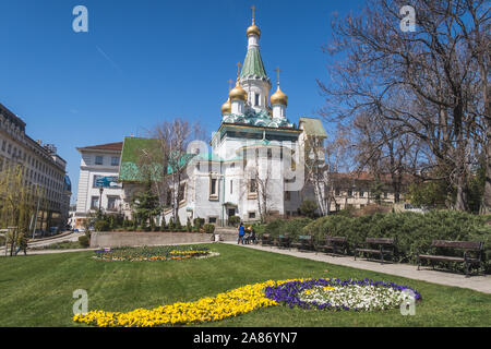 SOFIA, BULGARIA - 4 APRILE 2018: l'esterno della chiesa russa di Sveti Nikolay Mirlikiiski al mattino. La gente può essere visto al di fuori. Foto Stock