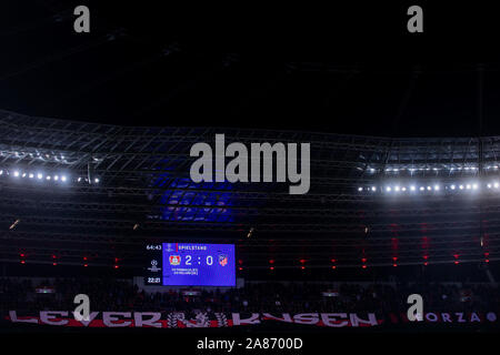 Leverkusen, Germania. 6 Nov, 2019. Calcio: Champions League, Bayer Leverkusen - Atletico Madrid, fase di gruppo, gruppo D, Giornata 4. Il risultato intermedio di 2:0 è mostrato sul tabellone. Credito: Rolf Vennenbernd/dpa/Alamy Live News Foto Stock