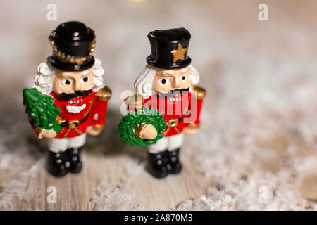 Decorazione di Natale figurine a tema. Natale soldatini da uno schiaccianoci fiaba. Decorazione per albero di Natale. Decorazioni festive, calda luce bokeh di fondo Foto Stock