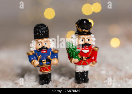Decorazione di Natale figurine a tema. Natale soldatini da uno schiaccianoci fiaba. Decorazione per albero di Natale. Decorazioni festive, calda luce bokeh di fondo Foto Stock