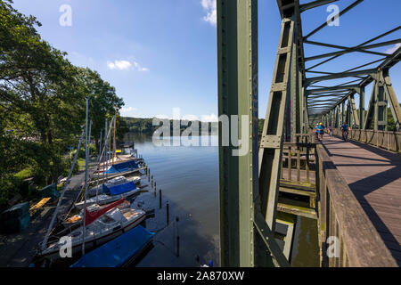 Ruhrtal ciclabile in corrispondenza della Ruhr, su un vecchio ponte ferroviario, Lago Baldeneysee, Essen, Foto Stock