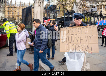 Protester fuori del Parlamento con segno dicendo discreto lo smaltimento del documento in riferimento al PM accusato di copertura sulla relazione sul russo si immischia in Regno Unito Foto Stock