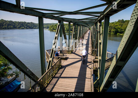 Ruhrtal ciclabile in corrispondenza della Ruhr, su un vecchio ponte ferroviario, Lago Baldeneysee, Essen, Foto Stock