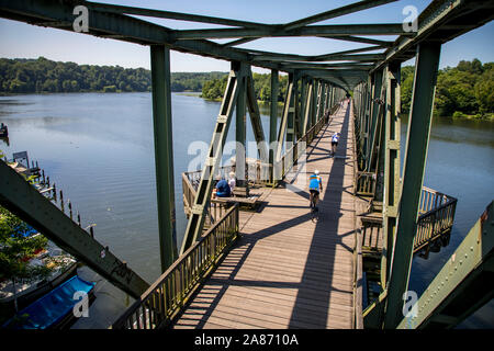 Ruhrtal ciclabile in corrispondenza della Ruhr, su un vecchio ponte ferroviario, Lago Baldeneysee, Essen, Foto Stock