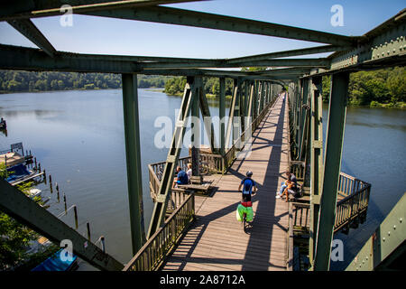 Ruhrtal ciclabile in corrispondenza della Ruhr, su un vecchio ponte ferroviario, Lago Baldeneysee, Essen, Foto Stock