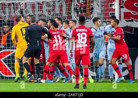 Leverkusen, Germania. 6 Nov, 2019. Calcio: Champions League, Bayer Leverkusen - Atletico Madrid, fase di gruppo, gruppo D, Giornata 4. I giocatori di entrambe le squadre stanno andando ad ogni altro. Credito: Rolf Vennenbernd/dpa/Alamy Live News Foto Stock