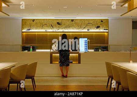 TOKYO, GIAPPONE -3 NOV 2019- Vista della First Class Lounge Sakura da Japan Airlines (JL) all'interno del terminal presso l'Aeroporto Internazionale Narita di Tokyo Foto Stock