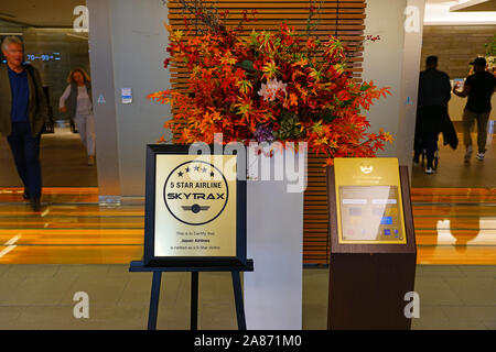 TOKYO, GIAPPONE -3 NOV 2019- Vista della First Class Lounge Sakura da Japan Airlines (JL) all'interno del terminal presso l'Aeroporto Internazionale Narita di Tokyo Foto Stock