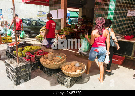 Salvador, Brasile - Circa nel settembre 2019 : la frutta e la verdura shop di fronte al mercato pubblico di Itapua Foto Stock