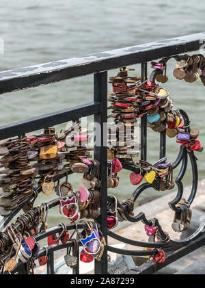 Da Nang, Vietnam - Marzo 10, 2019: Closeup dei lucchetti bloccati insieme in diversi colori sulla recinzione di amore il ponticello del Fiume Han. Foto Stock