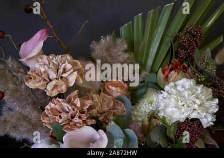 Close-up dettaglio di un bouquet vintage in una scatola rotonda su sfondo scuro, il fuoco selettivo Foto Stock
