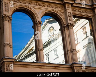 Wien/Austria - 3 giugno 2019: la riflessione della facciata di un palazzo sopra le finestre di altri palace in Vienna Foto Stock