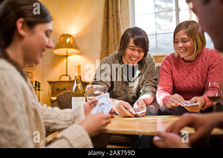 Gruppo di amici a giocare a carte Foto Stock