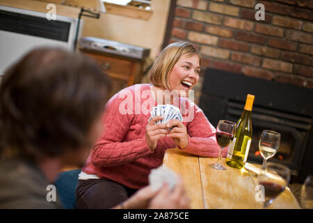 Gruppo di amici a giocare a carte Foto Stock