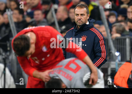 Monaco di Baviera, Deutschland. 6 Nov, 2019. FC Bayern München-Olympiacos FC (Pireo) 2-0, calcio Champions League, gruppo B, fase di gruppo, 4.Spieltag, 06.11.2019. Hans Dieter Flick (Hansi, pullman Bayern Monaco di Baviera) orologi l'azione. ALLIANZAREN A. DFL REGOLAMENTO VIETA QUALSIASI USO DI FOTOGRAFIE come sequenze di immagini e/o quasi video. | Utilizzo di credito in tutto il mondo: dpa/Alamy Live News Foto Stock