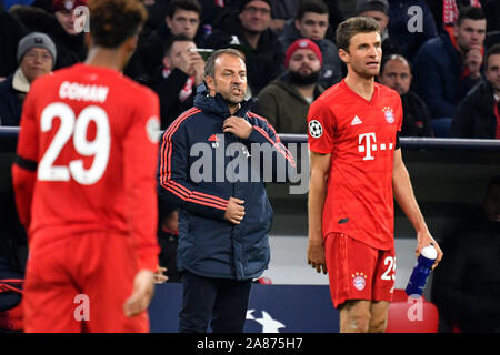 Monaco di Baviera, Deutschland. 6 Nov, 2019. FC Bayern München-Olympiacos FC (Pireo) 2-0, calcio Champions League, gruppo B, fase di gruppo, 4.Spieltag, 06.11.2019. Hans Dieter Flick (Hansi, pullman Bayern Monaco di Baviera) orologi l'azione. ALLIANZAREN A. DFL REGOLAMENTO VIETA QUALSIASI USO DI FOTOGRAFIE come sequenze di immagini e/o quasi video. | Utilizzo di credito in tutto il mondo: dpa/Alamy Live News Foto Stock