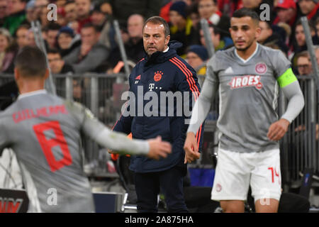 Monaco di Baviera, Deutschland. 6 Nov, 2019. FC Bayern München-Olympiacos FC (Pireo) 2-0, calcio Champions League, gruppo B, fase di gruppo, 4.Spieltag, 06.11.2019. Hans Dieter Flick (Hansi, pullman Bayern Monaco di Baviera) orologi l'azione. ALLIANZAREN A. DFL REGOLAMENTO VIETA QUALSIASI USO DI FOTOGRAFIE come sequenze di immagini e/o quasi video. | Utilizzo di credito in tutto il mondo: dpa/Alamy Live News Foto Stock