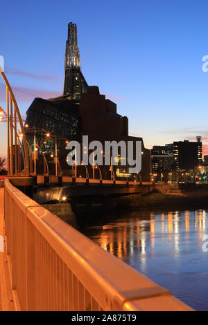 Un verticale di Winnipeg, Manitoba skyline al tramonto Foto Stock