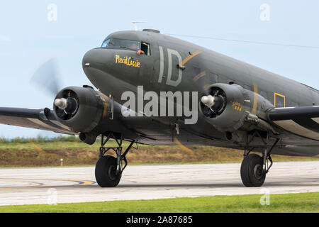 CLEVELAND, OHIO / STATI UNITI D'America - 2 Settembre 2018: una guerra mondiale II era C-47 Skytrain esegue al 2018 Cleveland Airshow internazionale. Foto Stock