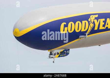 CLEVELAND, OHIO / STATI UNITI D'America - 2 Settembre 2018: il Buon Anno Blimp di eseguire una demo presso il 2018 Cleveland Airshow internazionale. Foto Stock