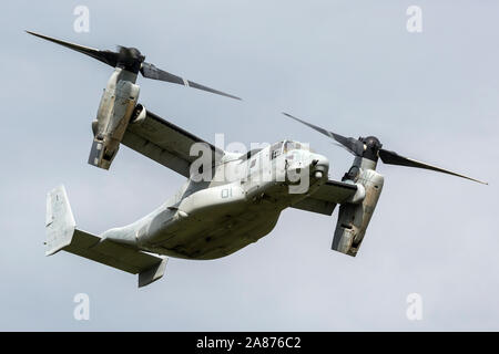 VANDALIA, OHIO / STATI UNITI D'America - 22 giugno 2018: un corpo della marina degli Stati Uniti MV-22 Osprey mosche nel 2018 Vectren Airshow di Dayton. Foto Stock