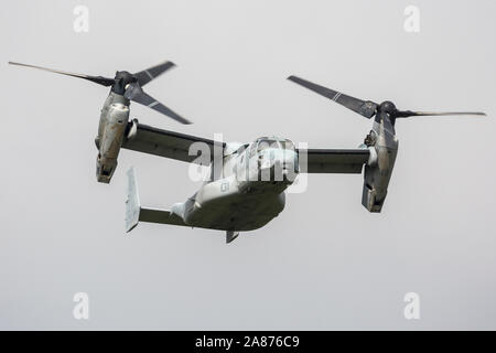 VANDALIA, OHIO / STATI UNITI D'America - 22 giugno 2018: un corpo della marina degli Stati Uniti MV-22 Osprey mosche nel 2018 Vectren Airshow di Dayton. Foto Stock