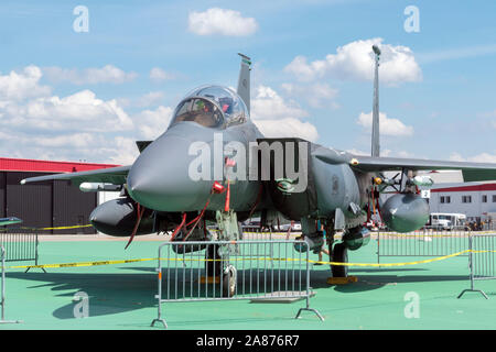 VANDALIA, OHIO / STATI UNITI D'America - 22 giugno 2018: Una United States Air Force F-15E Strike Eagle siede sul display statico al 2018 Vectren Airshow di Dayton. Foto Stock