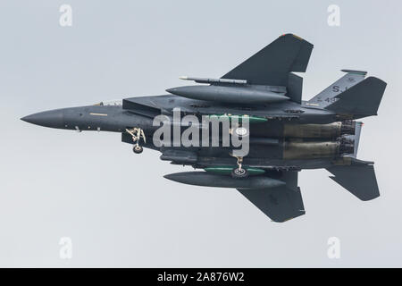 VANDALIA, OHIO / STATI UNITI D'America - 22 giugno 2018: Una United States Air Force F-15E Strike Eagle siede sul display statico al 2018 Vectren Airshow di Dayton. Foto Stock