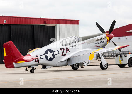 VANDALIA, OHIO / STATI UNITI D'America - 23 giugno 2018: una guerra mondiale II era P Mustang dal 'Red Tails" Squadron effettuando al 2018 Vectren Airshow di Dayton. Foto Stock