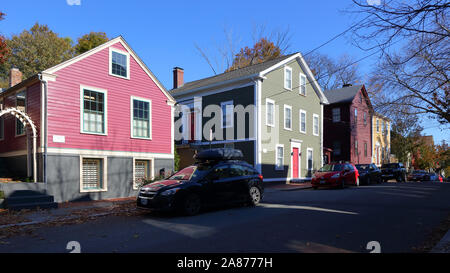 Colorfully dipinti del XIX secolo case di legno nel punto Fox quartiere di Providence, Rhode Island Foto Stock