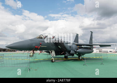 VANDALIA, OHIO / STATI UNITI D'America - 22 giugno 2018: Una United States Air Force F-15E Strike Eagle siede sul display statico al 2018 Vectren Airshow di Dayton. Foto Stock