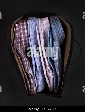 Shopping bag con diversi uomini camicie piegato e pressato. Business usura. Gli uomini camicie di vestito. Foto Stock