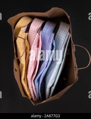 Shopping bag con diversi uomini camicie piegato e pressato. Business usura. Gli uomini camicie di vestito. Foto Stock